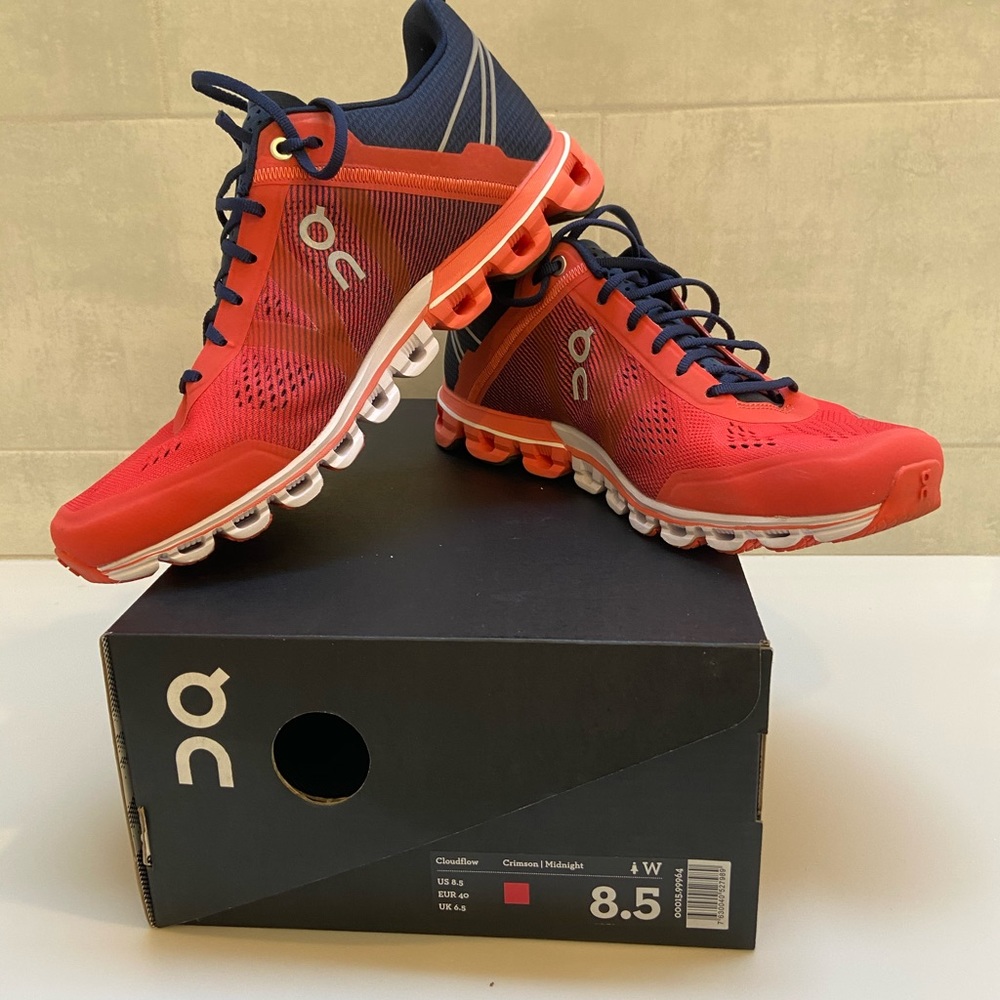 On Cloudflow Women’s running shoes SZ 8.5 in Crimson/Midnight LIKE-NEW
